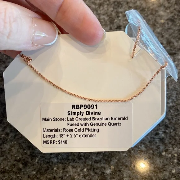 Gold and Green Necklace with Elegant Pendant - Picture 2 of 2